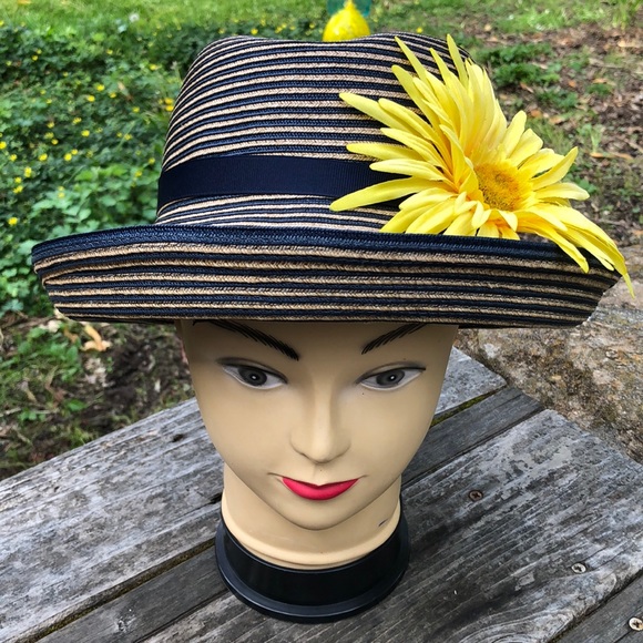 Vintage Accessories - 👒 Vintage Navy/Tan Hat by NY Designer Iris Sands!